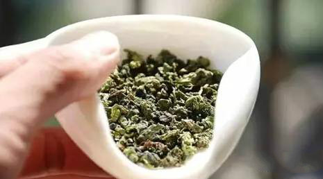 酒是一群人的寂寞，茶是一個(gè)人的狂歡