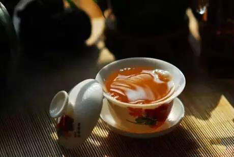 酒是一群人的寂寞，茶是一個(gè)人的狂歡