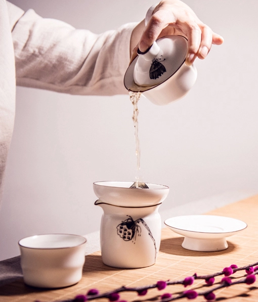 酒是一群人的寂寞，茶是一個(gè)人的狂歡