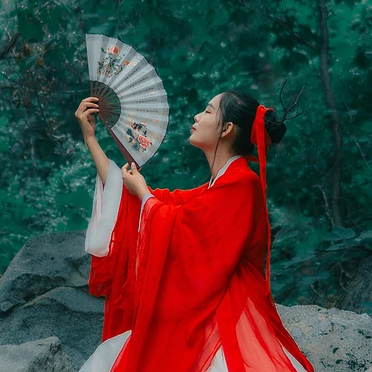 紅衣女子霸氣頭像，唯美古風真人女子頭像