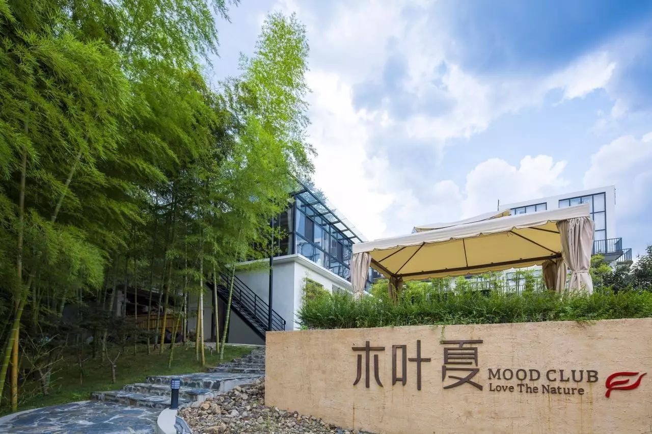 木葉夏民宿，云天收夏色木葉動秋聲