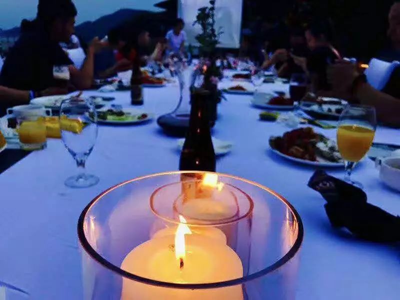 木葉夏民宿，云天收夏色木葉動秋聲