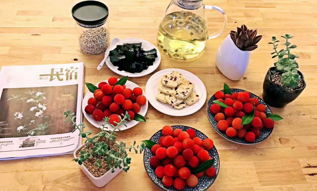 木葉夏民宿，云天收夏色木葉動秋聲