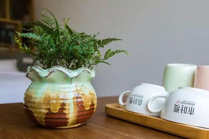 木葉夏民宿，云天收夏色木葉動秋聲