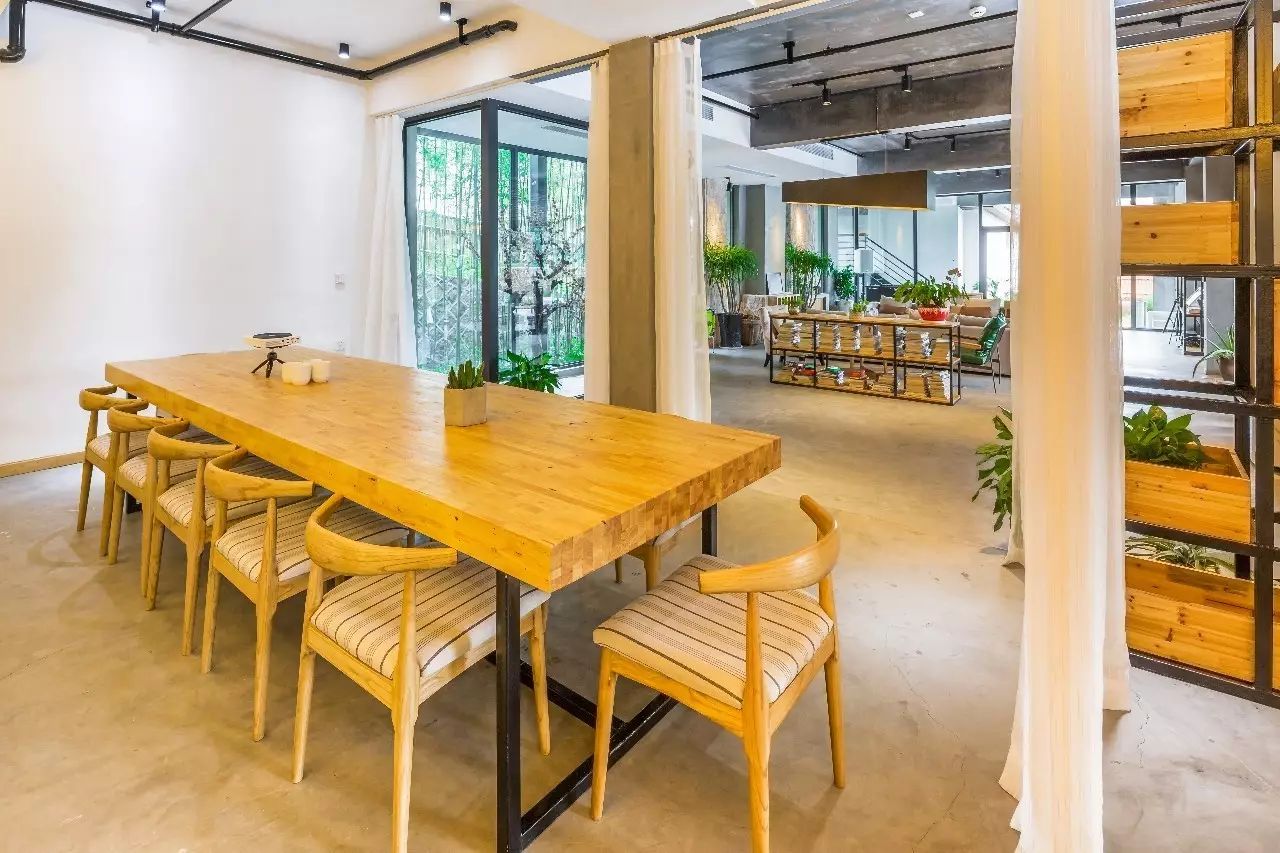 木葉夏民宿，云天收夏色木葉動秋聲