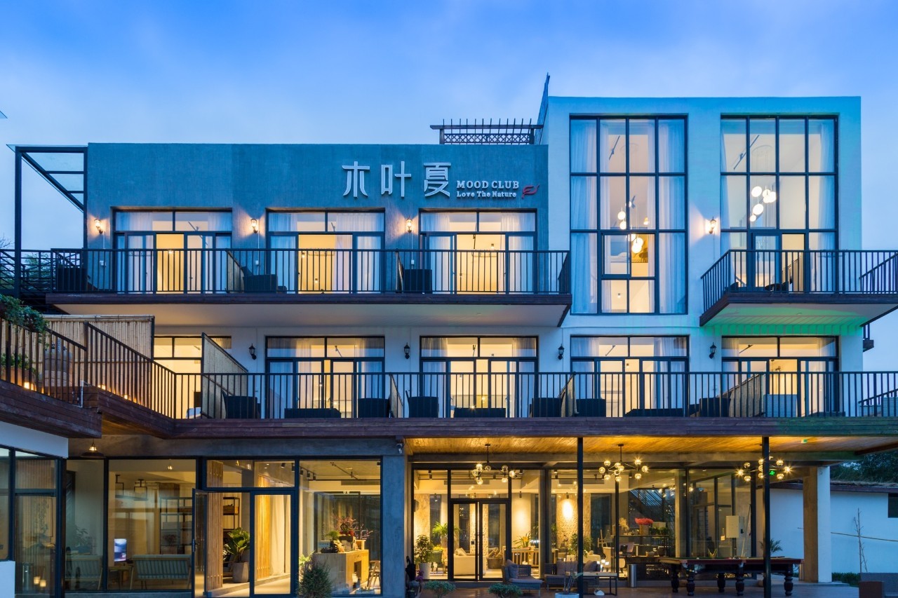 木葉夏民宿，云天收夏色木葉動秋聲