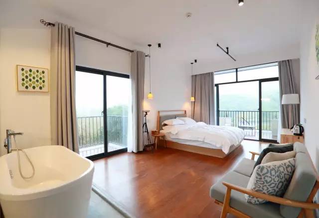 木葉夏民宿，云天收夏色木葉動秋聲