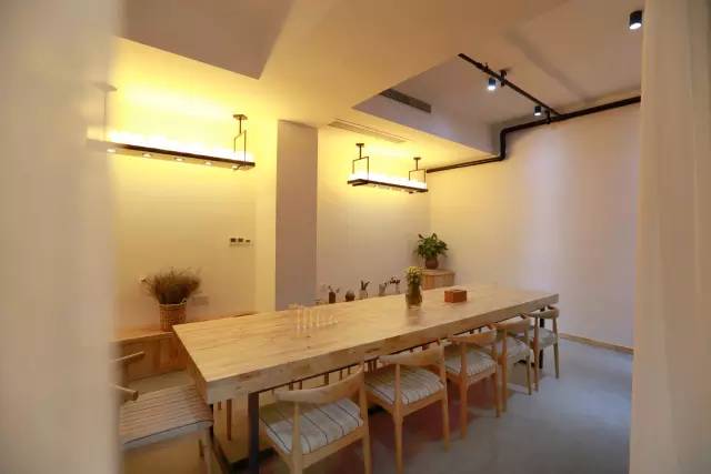 木葉夏民宿，云天收夏色木葉動秋聲