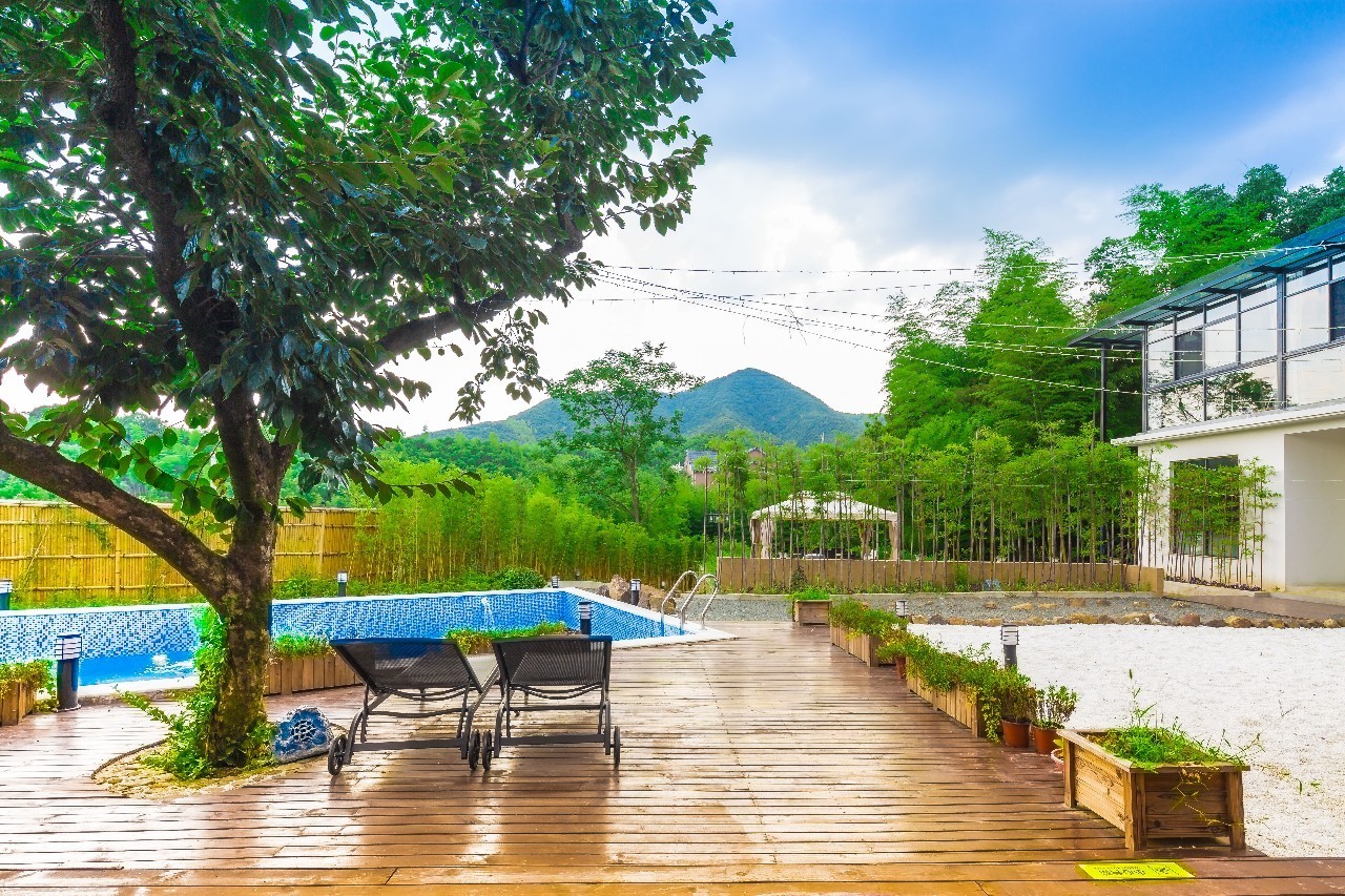 木葉夏民宿，云天收夏色木葉動秋聲