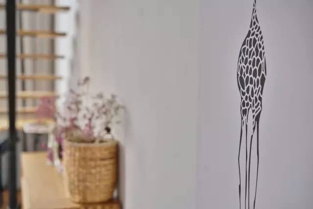 木葉夏民宿，云天收夏色木葉動秋聲