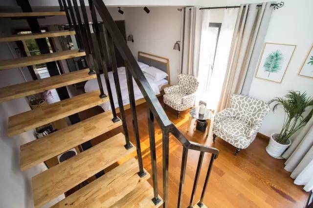 木葉夏民宿，云天收夏色木葉動秋聲