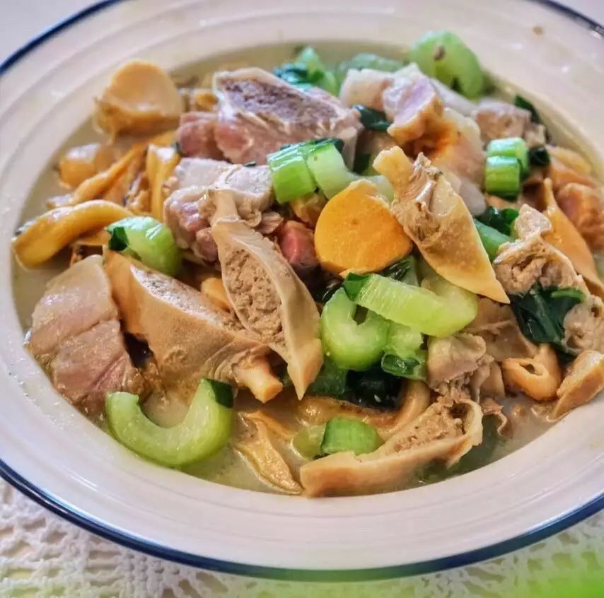 木葉夏民宿，云天收夏色木葉動秋聲