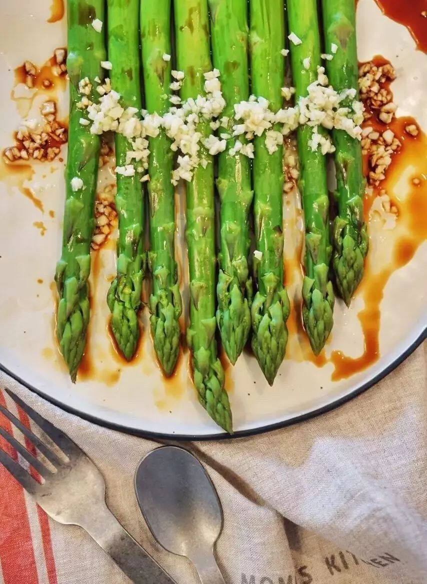 木葉夏民宿，云天收夏色木葉動秋聲