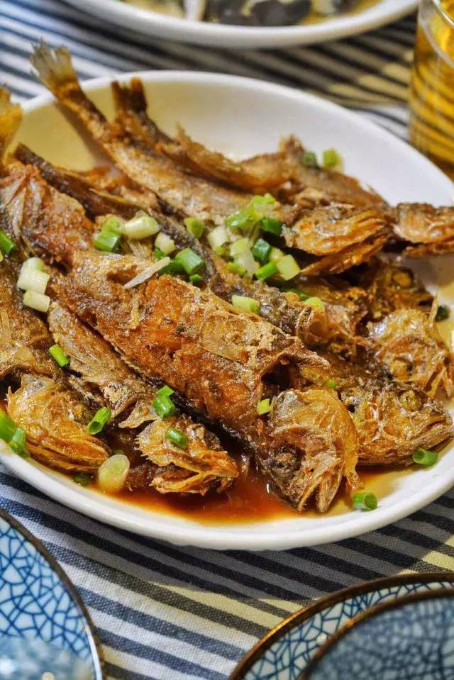 木葉夏民宿，云天收夏色木葉動秋聲