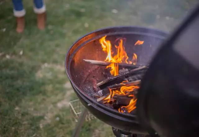 木葉夏民宿，云天收夏色木葉動秋聲