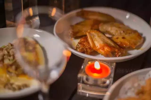 木葉夏民宿，云天收夏色木葉動秋聲