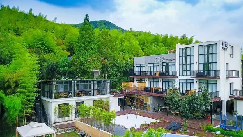 木葉夏民宿，云天收夏色木葉動秋聲