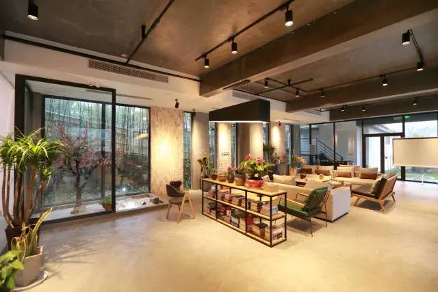 木葉夏民宿，云天收夏色木葉動秋聲