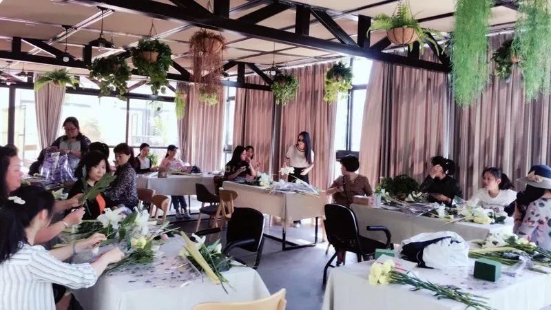 木葉夏民宿，云天收夏色木葉動(dòng)秋聲