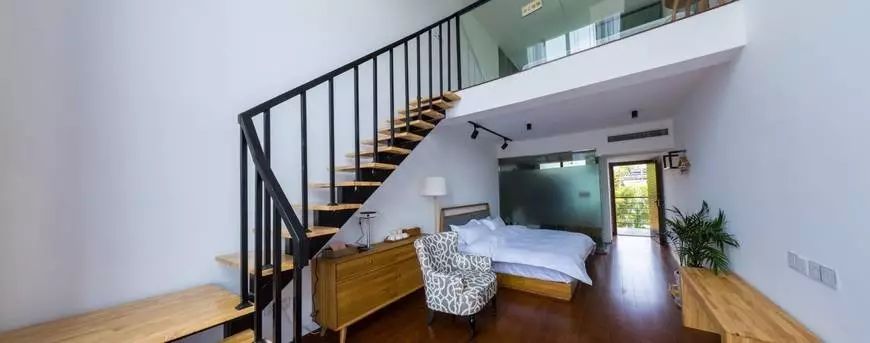 木葉夏民宿，云天收夏色木葉動(dòng)秋聲