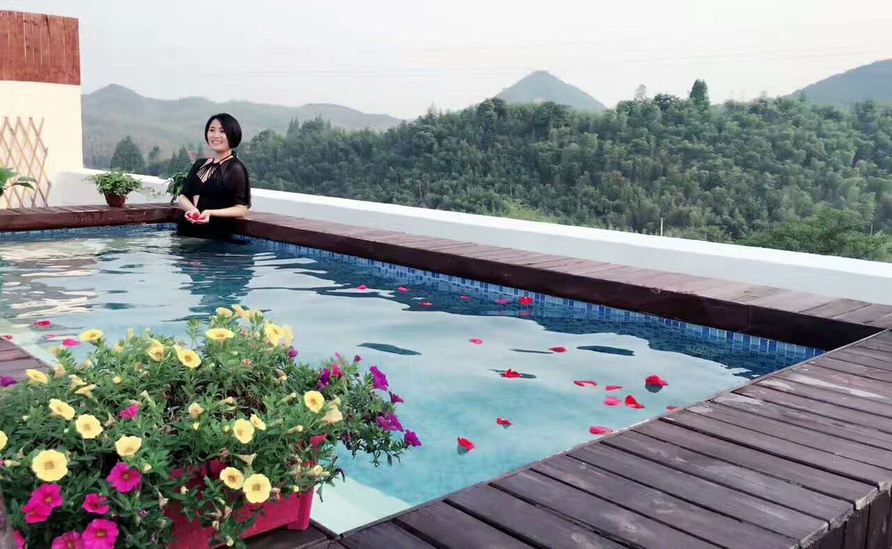 木葉夏民宿，云天收夏色木葉動(dòng)秋聲