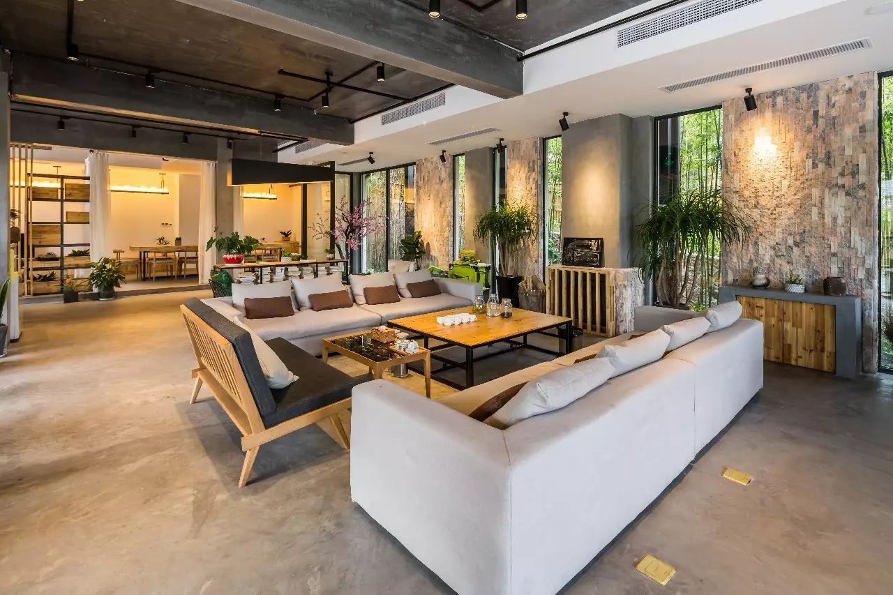 木葉夏民宿，云天收夏色木葉動(dòng)秋聲