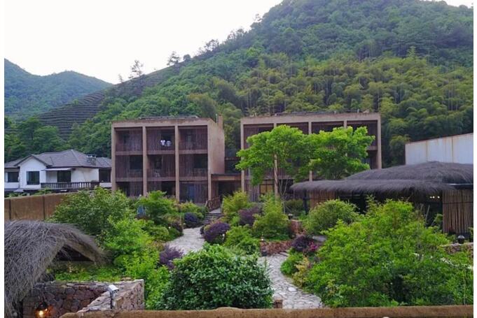 莫干山遙遠(yuǎn)的山民宿，溪聲不絕耳山色不離門