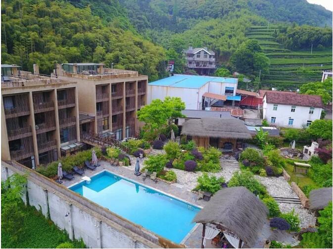 莫干山遙遠(yuǎn)的山民宿，溪聲不絕耳山色不離門