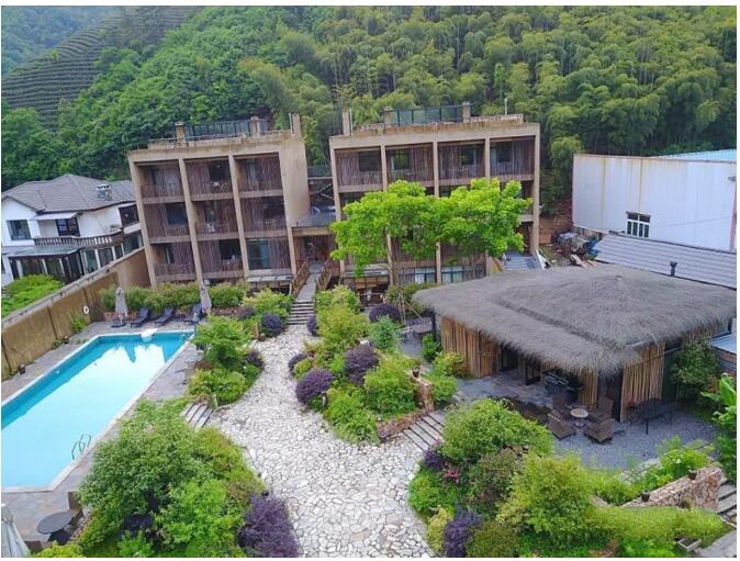 莫干山遙遠(yuǎn)的山民宿，溪聲不絕耳山色不離門