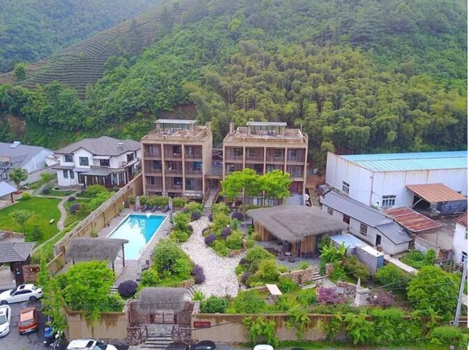 莫干山遙遠(yuǎn)的山民宿，溪聲不絕耳山色不離門