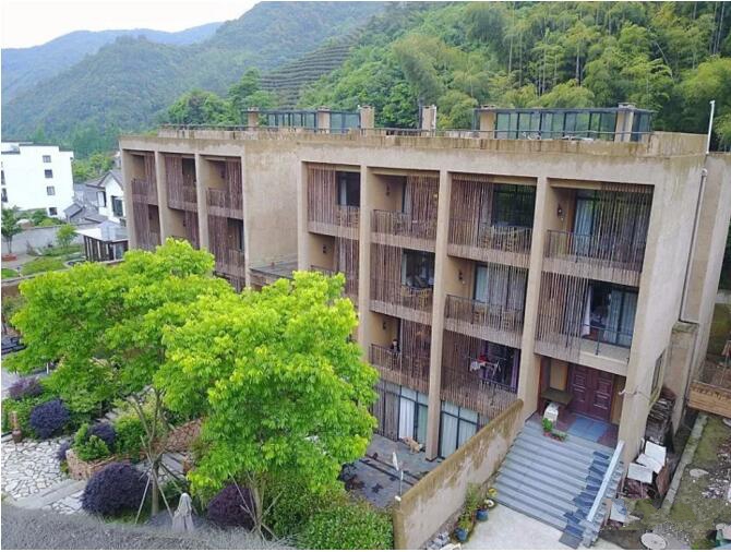 莫干山遙遠(yuǎn)的山民宿，溪聲不絕耳山色不離門