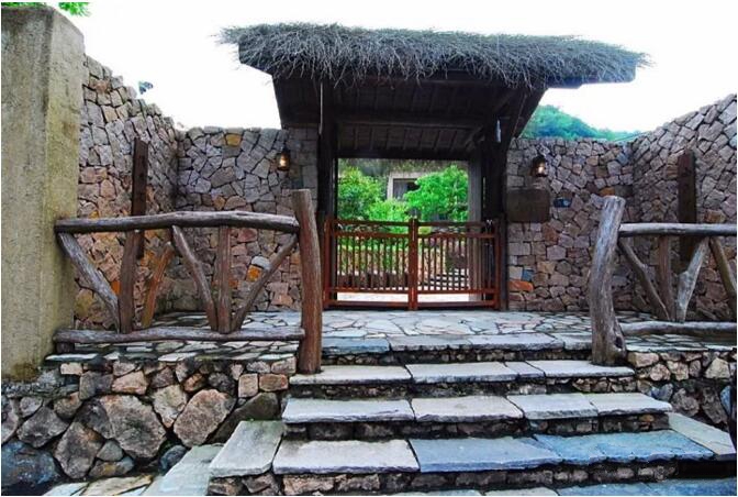 莫干山遙遠(yuǎn)的山民宿，溪聲不絕耳山色不離門