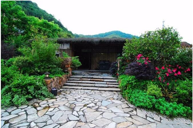 莫干山遙遠(yuǎn)的山民宿，溪聲不絕耳山色不離門