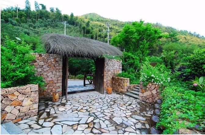 莫干山遙遠(yuǎn)的山民宿，溪聲不絕耳山色不離門