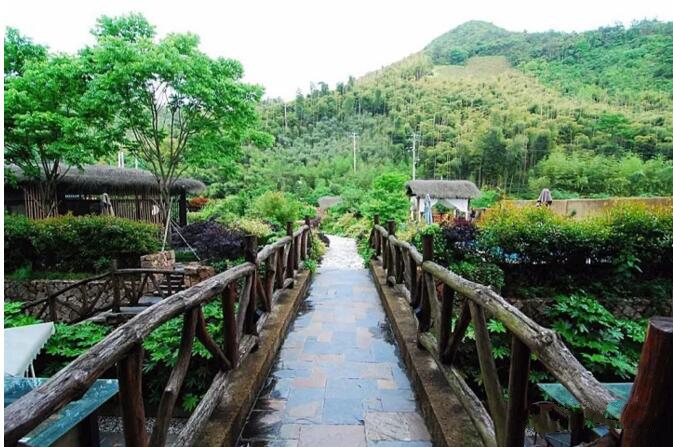 莫干山遙遠(yuǎn)的山民宿，溪聲不絕耳山色不離門