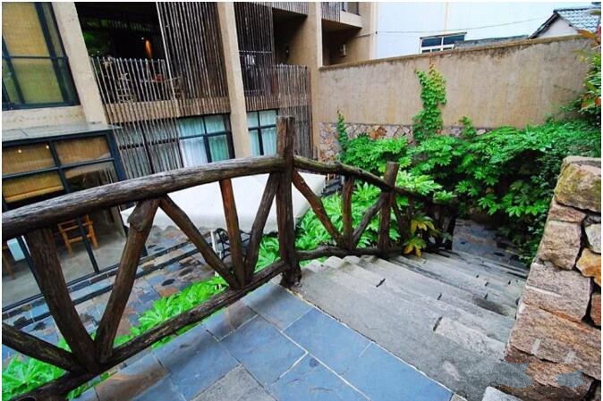 莫干山遙遠(yuǎn)的山民宿，溪聲不絕耳山色不離門