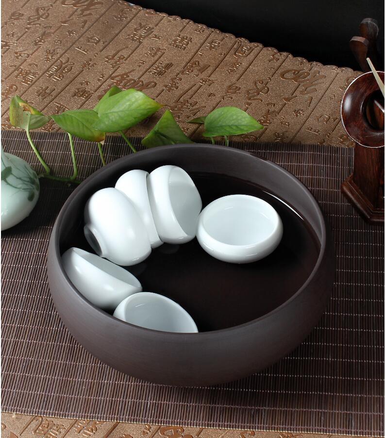 水盂，雖盛水?dāng)?shù)滴卻積水成淵