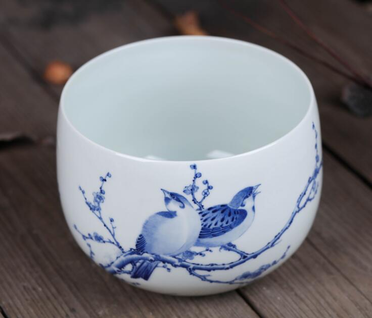 水盂，雖盛水?dāng)?shù)滴卻積水成淵