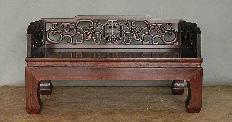 貴妃榻，榻上有一朵綻放的花