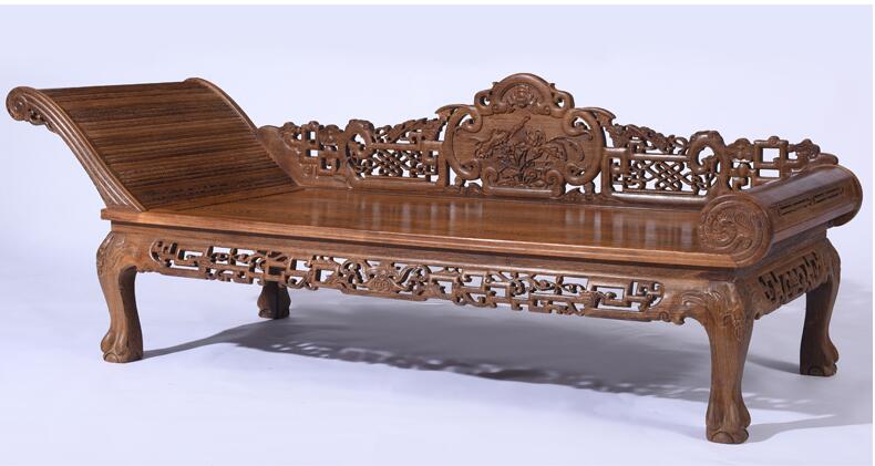 貴妃榻，榻上有一朵綻放的花