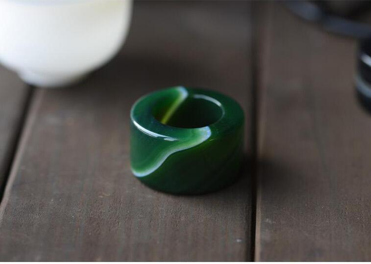 玉扳指，最美的指上風(fēng)情