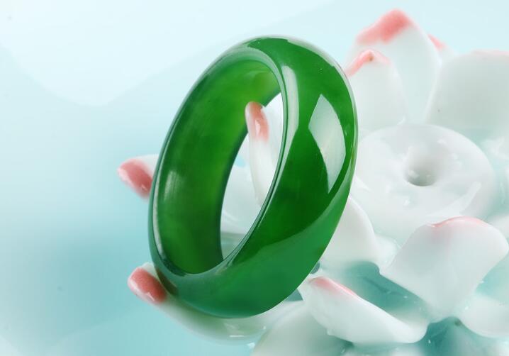 玉扳指，最美的指上風(fēng)情