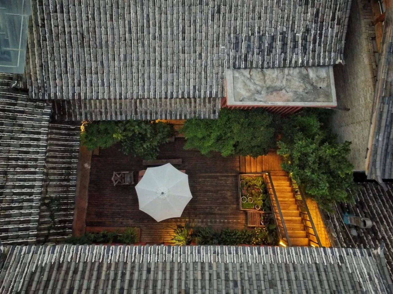 麗江束河無(wú)爾，在這里帶著夢(mèng)想開花棲居