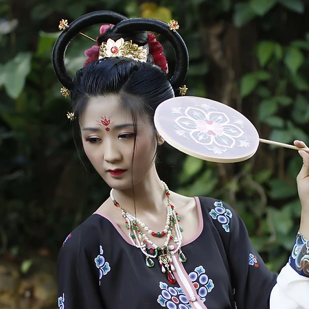 妖艷冷漠的女生頭像，唯美古風(fēng)真人女子頭像