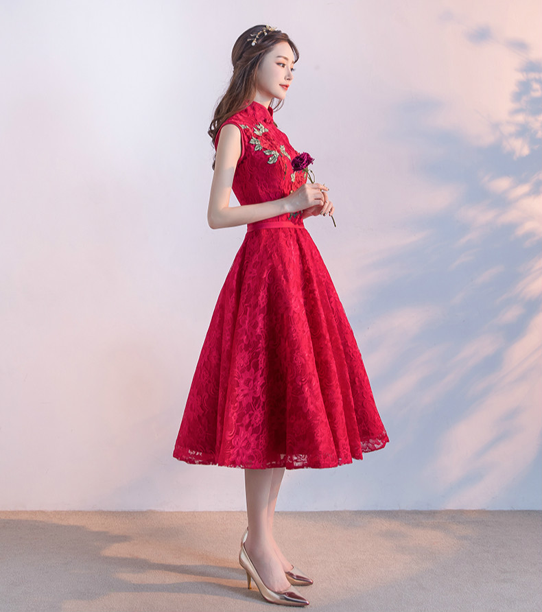 時(shí)尚無(wú)袖中式禮服，紅色蕾絲印花晚禮服