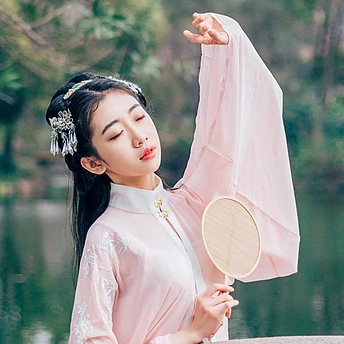 桃花樹下古風(fēng)頭像，唯美古風(fēng)粉衣女子真人頭像