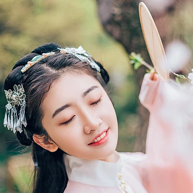 桃花樹下古風(fēng)頭像，唯美古風(fēng)粉衣女子真人頭像