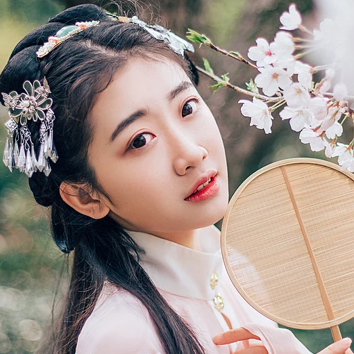 桃花樹下古風(fēng)頭像，唯美古風(fēng)粉衣女子真人頭像