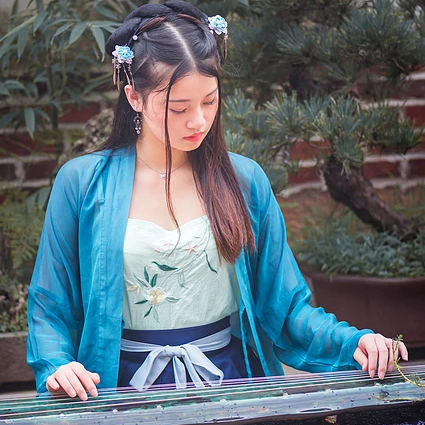 藍衣帶團扇女生頭像，唯美古風女子真人頭像