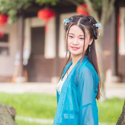 藍衣帶團扇女生頭像，唯美古風女子真人頭像